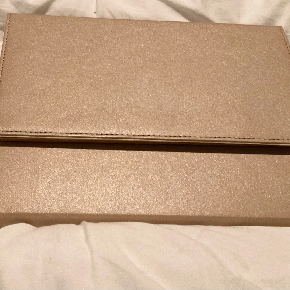 IPad trifold holder + magnetic Bluetooth keyboard